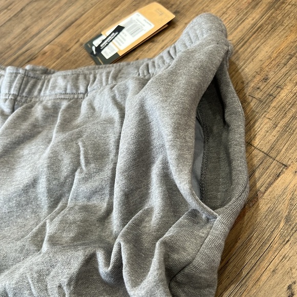 NWT North Face Mens Gray Shorts - Picture 5 of 6